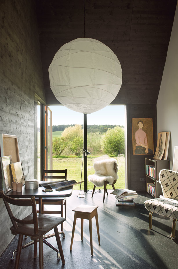 059 DSC7509-2. El estudio se ha ubicado de forma que enmarque las bucólicas vistas del campo y reciba luz natural. La mesa es la Bistro, de los Eames, editada por Vitra y rodeada de sillas compradas en tiendas de mobiliario vintage. Una de ellas se ha retapizado y otra se ha cubierto con piel de cordero