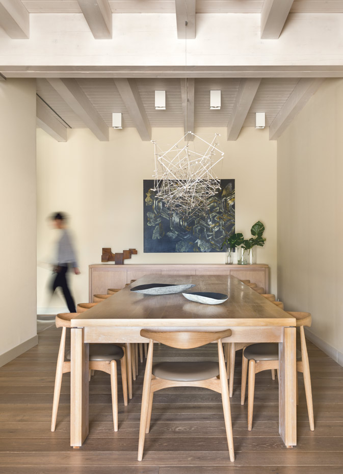 DSC 3778. Sillas CH20, de Carl Hansen & Søn, diseñadas por Hans J. Wegner, en Valoffice. La mesa y el aparador son un diseño de los arquitectos. Cuadro, de Javier Riera, de la galería de arte Ana Serratosa. Lámpara Universe, de Quasar 
