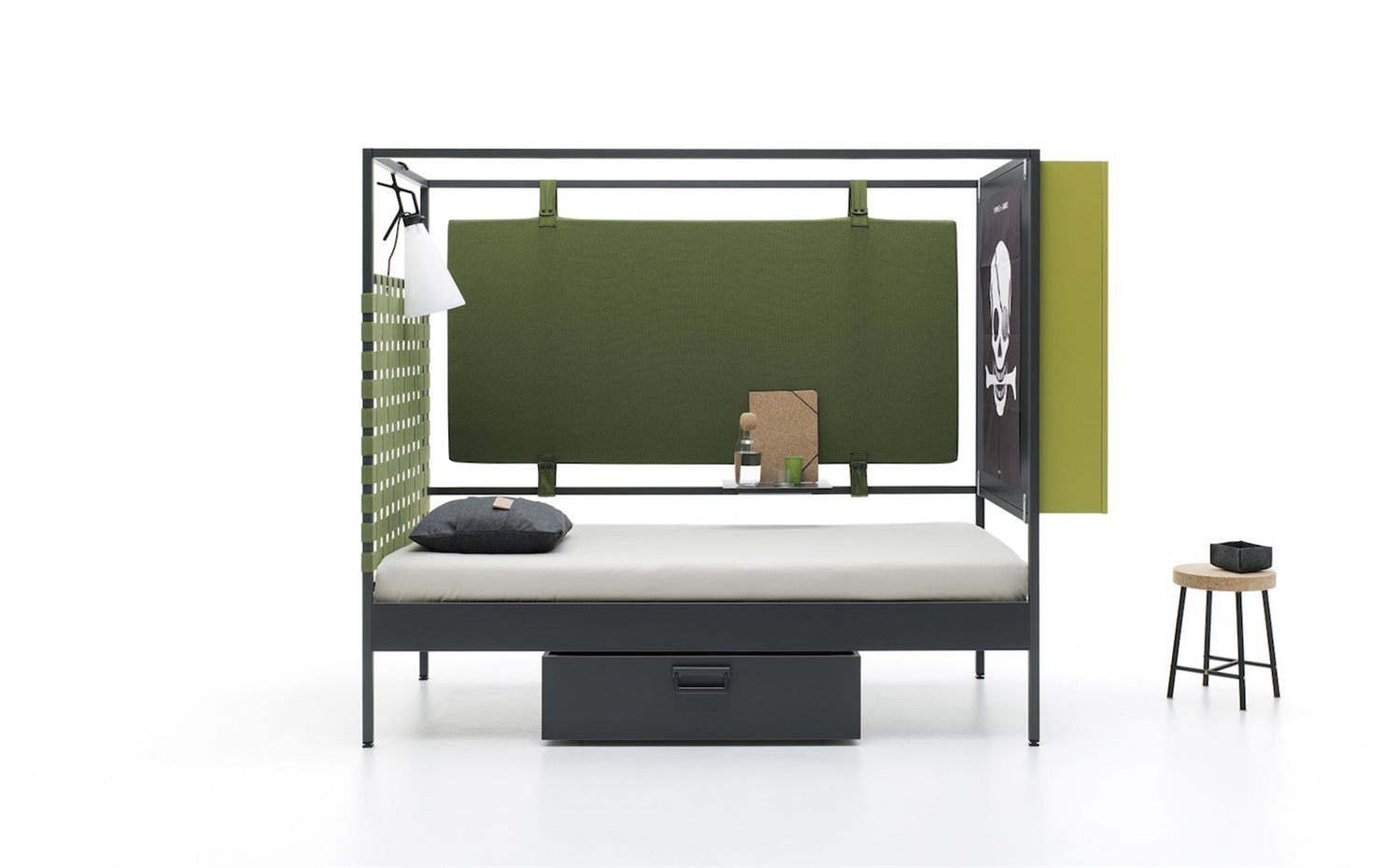 Estructura con colchoneta de invitados, contenedor vertical doble, cabezal de cinchas elásticas, cajón nido + tirador cargo y mesita removible. Colchoneta de invitados, contenedor vertical doble, cabezal de cinchas elásticas, cajón nido + tirador cargo y mesita removible