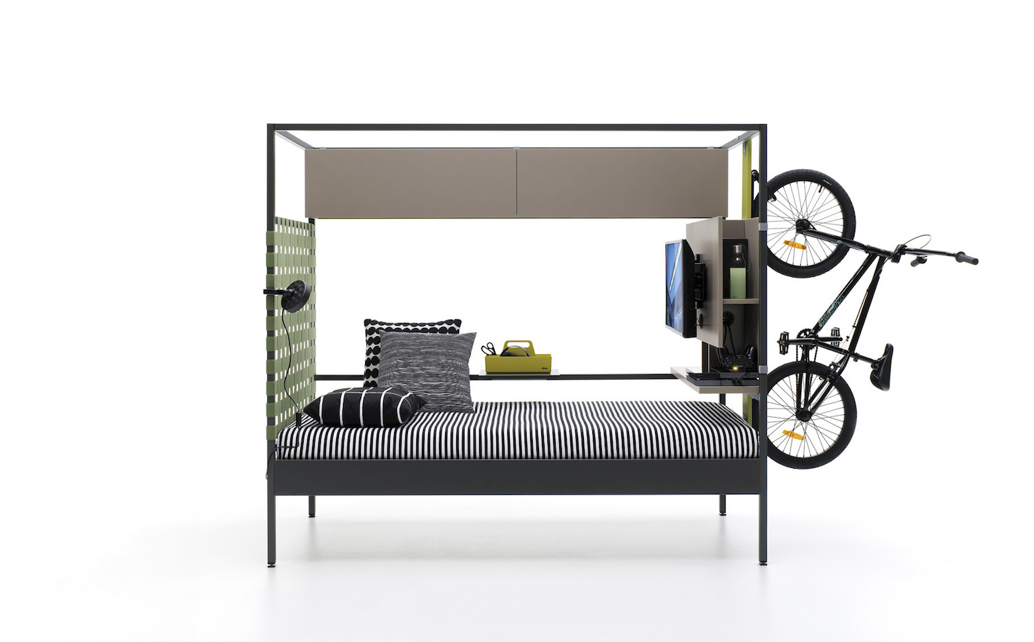 Estructura con contenedor horizontal doble, cabezal de cinchas elásticas, game center, soporte para bicicleta y mesita removible. Contenedor horizontal doble, cabezal de cinchas elásticas, game center, soporte para bicicleta y mesita removible