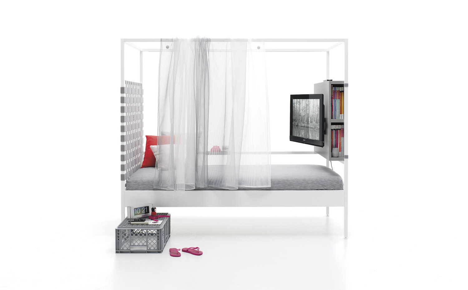 Estructura con luz led, cortina de gasa, cabezal de cinchas elásticas, modulo para la televisión y vaciabolsillos. Luz led, cortina de gasa, cabezal de cinchas elásticas, modulo para la televisión y vaciabolsillos