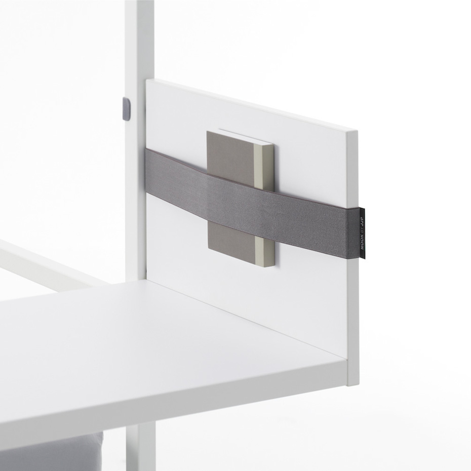 Mediante una cinta elástica se sujeta un libro en el panel lateral. Mediante una cinta elástica se puede sujetar un libro o una tablet en el panel lateral