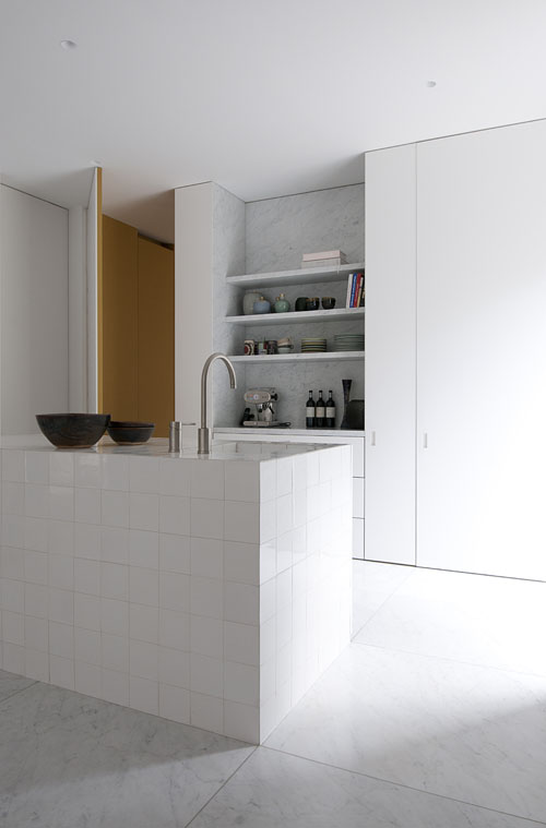 residence A 1 bis. La isla de la cocina se ha recubierto de baldosas: el blanco tiene un abanico de profundidades distintas dependiendo del material que hay en la base