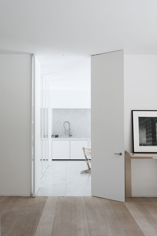 residence A 4 bis. De nuevo, la presencia del negro es justa y necesaria en un universo de diferentes texturas de blanco