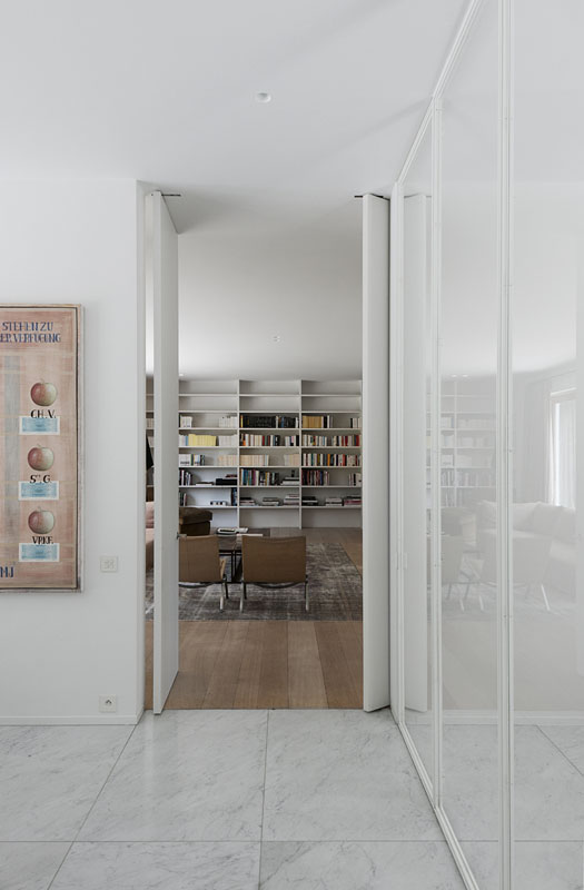 residence A 5 bis. Piezas muy escogidas de Paul Kjaerholm decoran las zonas más funcionales, como esta área de salón estudio