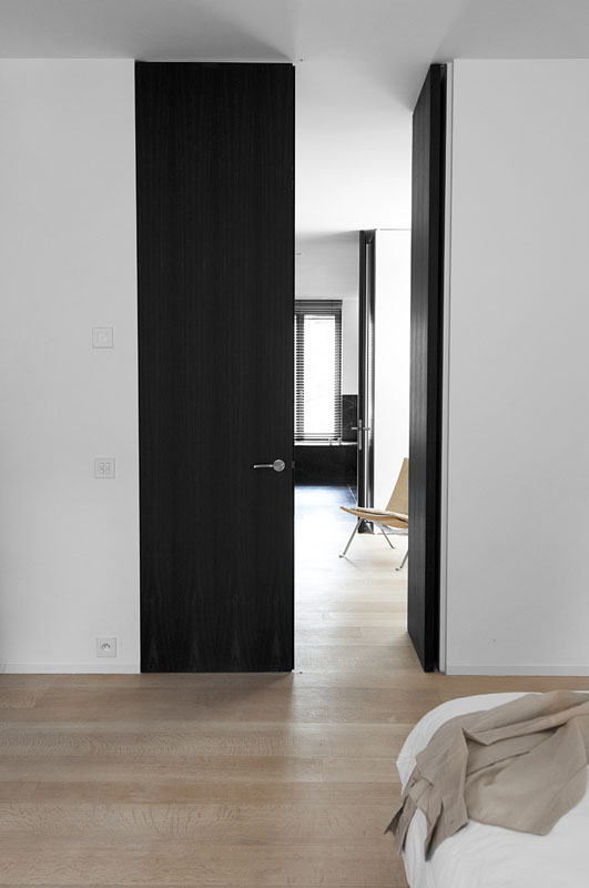 TK Residence A 10 bis. Todas las puertas que dan acceso a las habitaciones son dobles y algunas son en negro, creando el contraste entre colores y funciones