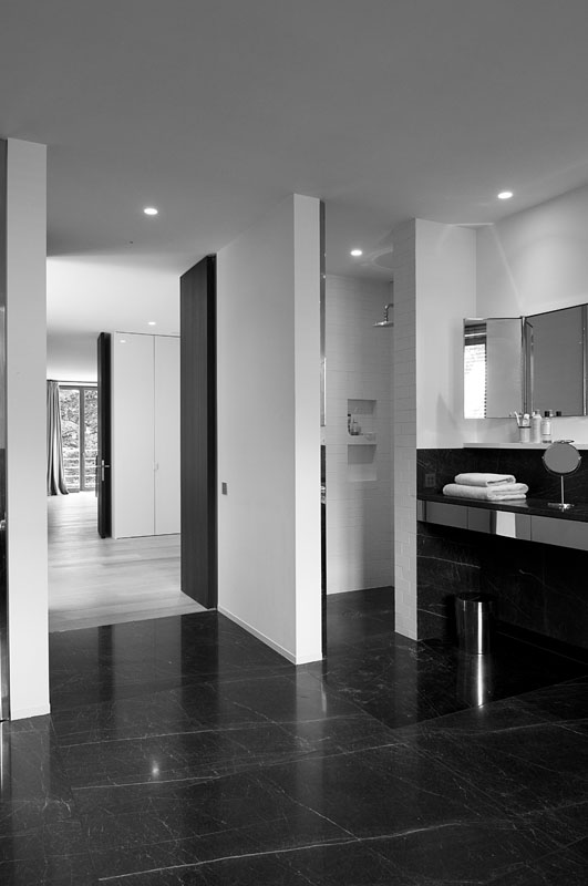 TK Residence A 12 bis. El contraste entre el blanco y el negro se extiende por toda la casa y adquiere sentido al crear no solo una separación decorativa sino funcional