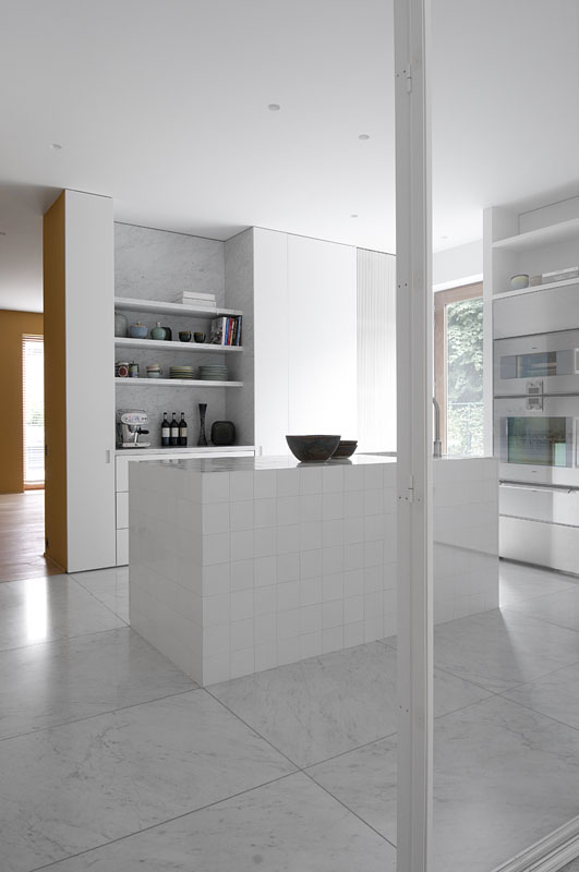 TK Residence A 2 bis. La madera clara decora algunos rincones, como el lateral de estos armarios separadores de la cocina