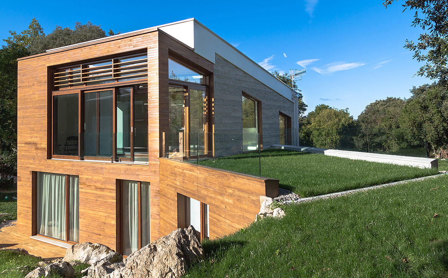 Entrencinas-cubierta-ajardinada-y-fachada-sur. Casa EntreEncinas, vivienda pasiva certificada en el concejo de Llanes (Asturias), de Duqueyzamora Arquitectos, 1er. Premio en la categoría Residencial Unifamiliar en el ámbito Nacional de los IV Premios de Construcción Sostenible de Castilla y León (2013)