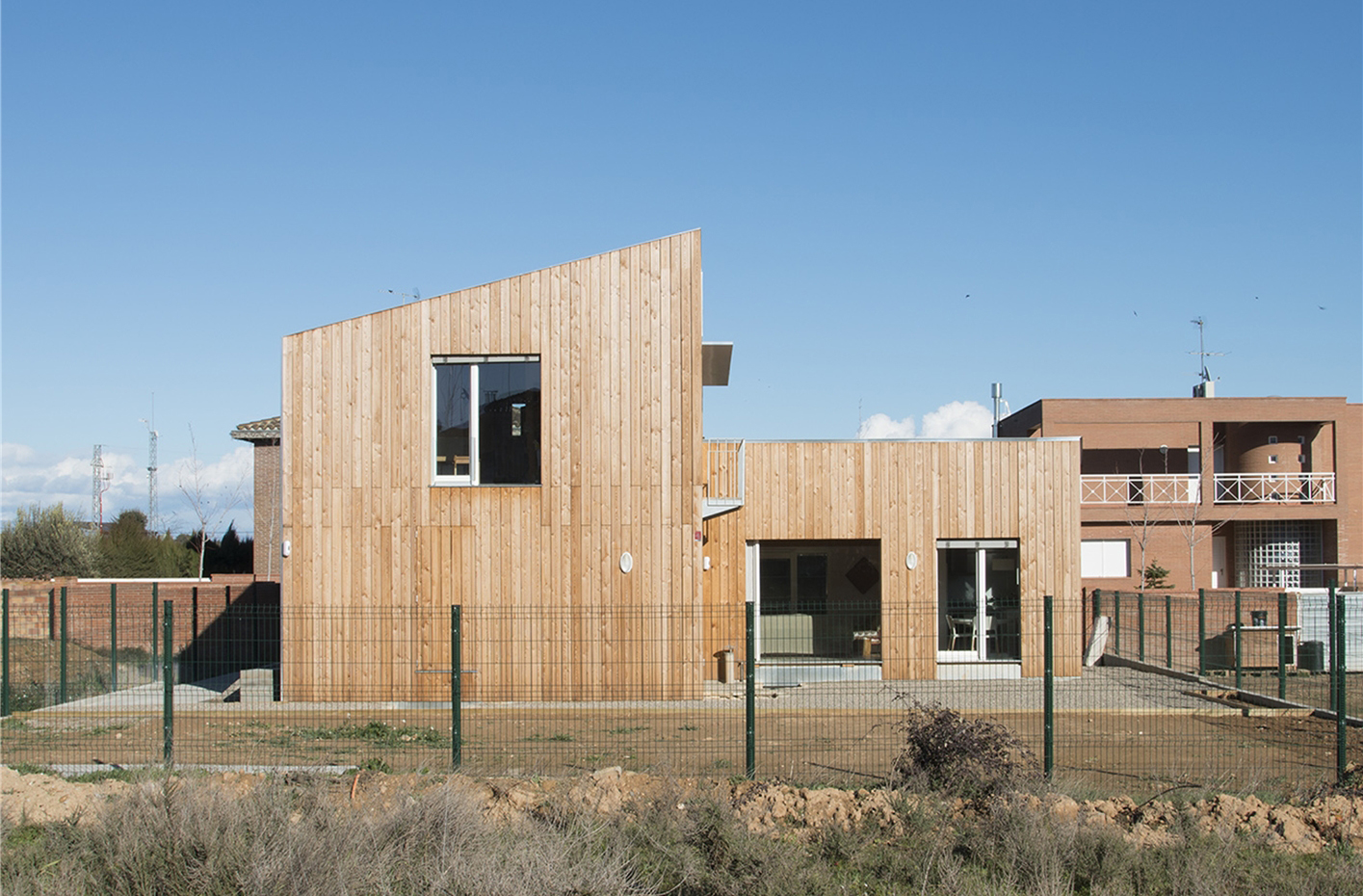 La Casa Magda en Lleida, de Josep Bunyesc, construida con elementos prefabricados de madera, tiene un balance de CO2 positivo. La Casa Magda en Lleida, de Josep Bunyesc, construida con elementos prefabricados de madera de alerce, tiene un balance de CO2 positivo y supera los requisitos de eficiencia térmica de la normativa europea para el año 2020