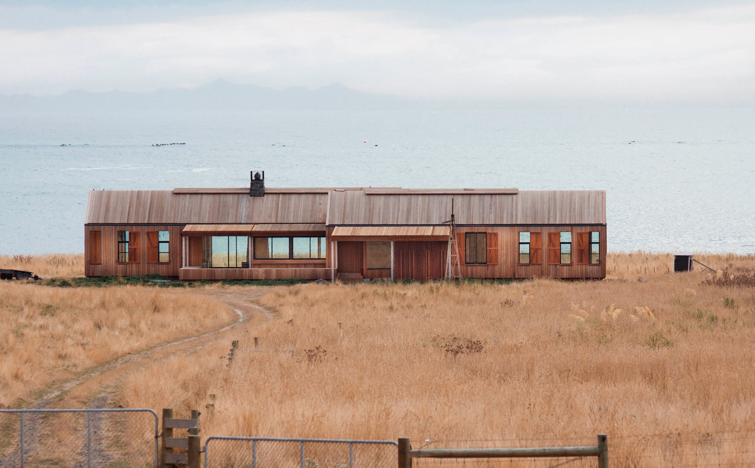 Scrubby-Bay Photo-by-Greg-McKenzie. La silueta horizontal de la casa recorta la costa del Pacífico