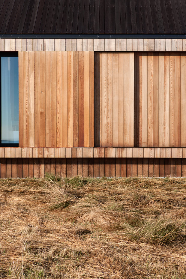 Scrubby-Bay Photo-by-Simon-Devitt. Las lamas de madera conforman la vivienda. En el exterior, madera de cedro
