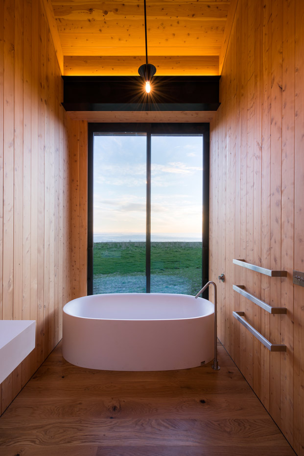Scrubby-Bay- -Photo-by-Stephen-Goodenough-(1). Uno de los placeres de la casa consiste en darse un baño con vistas al océano