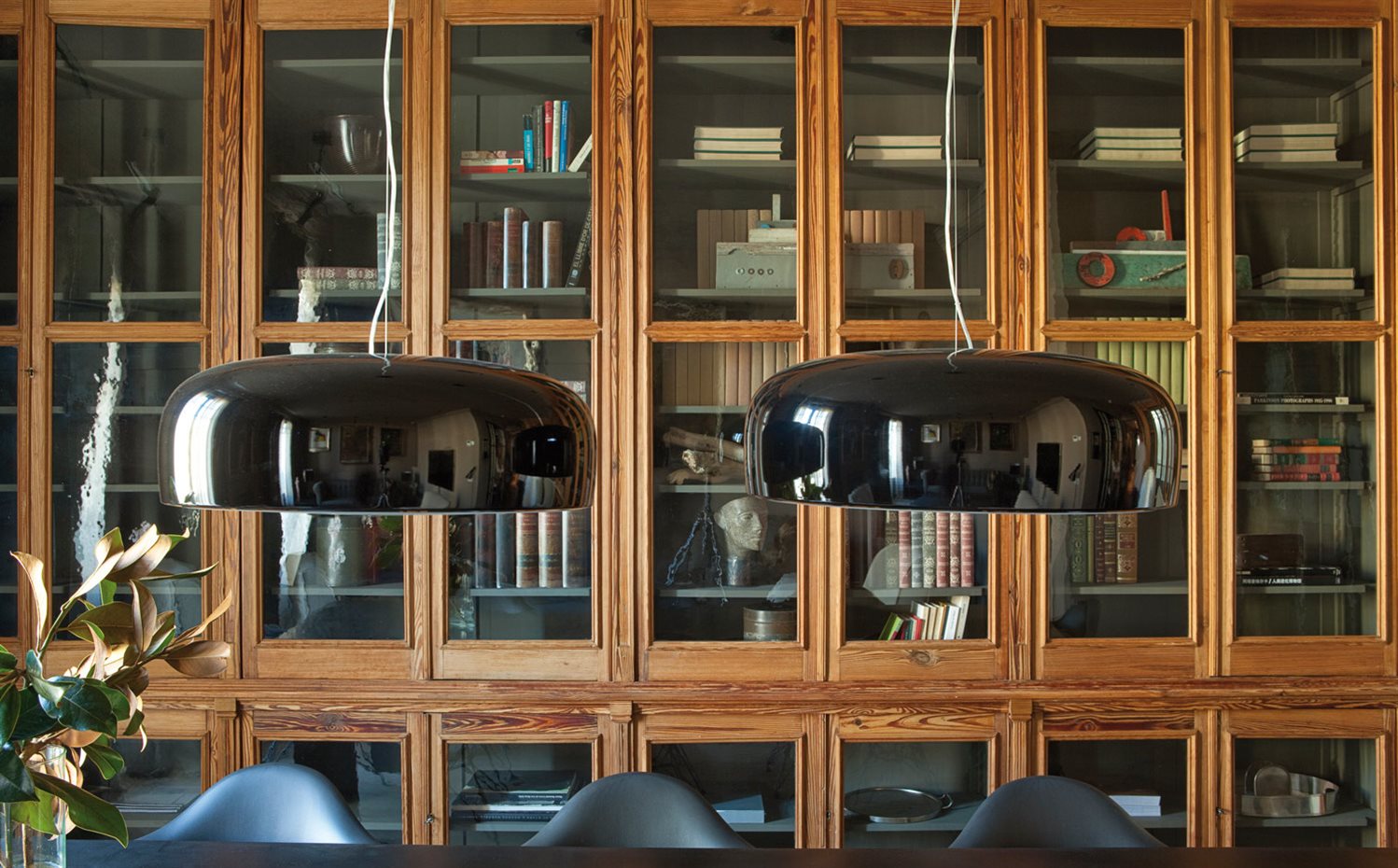 00368861 O. La librería de madera con vitrinas se adquirió en un anticuario de Girona y se adaptó al nuevo espacio. Lámparas colgantes Smithfield S, diseño de Jasper Morrison para Flos