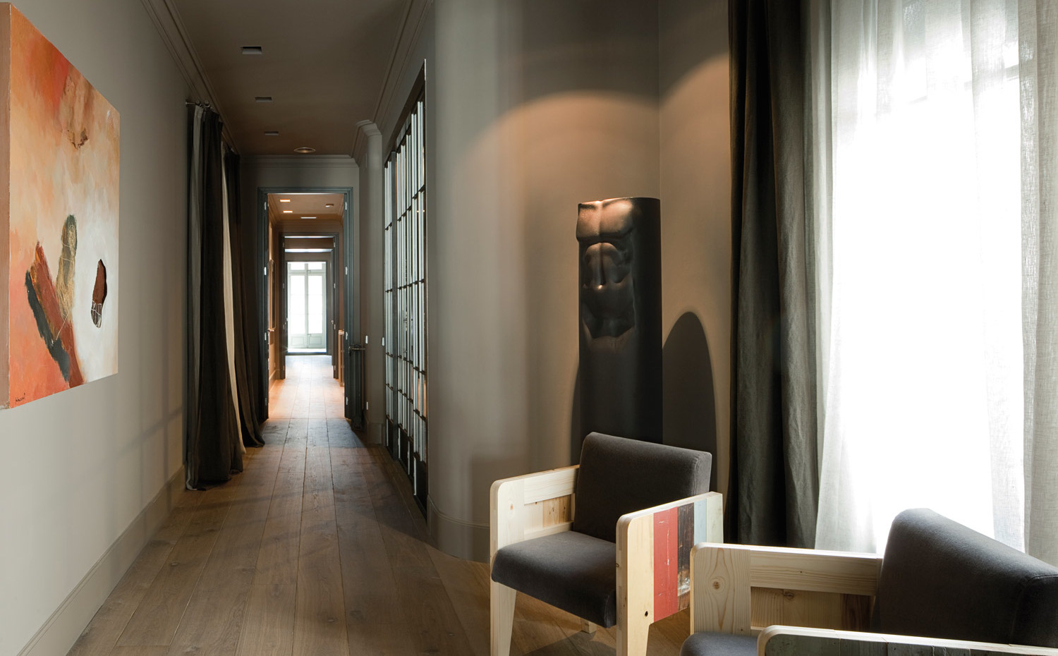 00368864 O. La vivienda presenta la típica distribución alargada de los pisos del Eixample barcelonés. El suelo es de tablas de madera. Las sillas son un diseño de Piet Hein Eek. Escultura de Xavier Medina Campeny