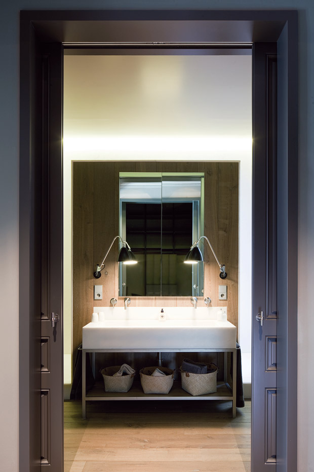 00368871. Para iluminar el lavabo del baño se ha recurrido a las lámparas de aplique Bestlite BL5, un diseño de Robert Dudley Best que edita Gubi