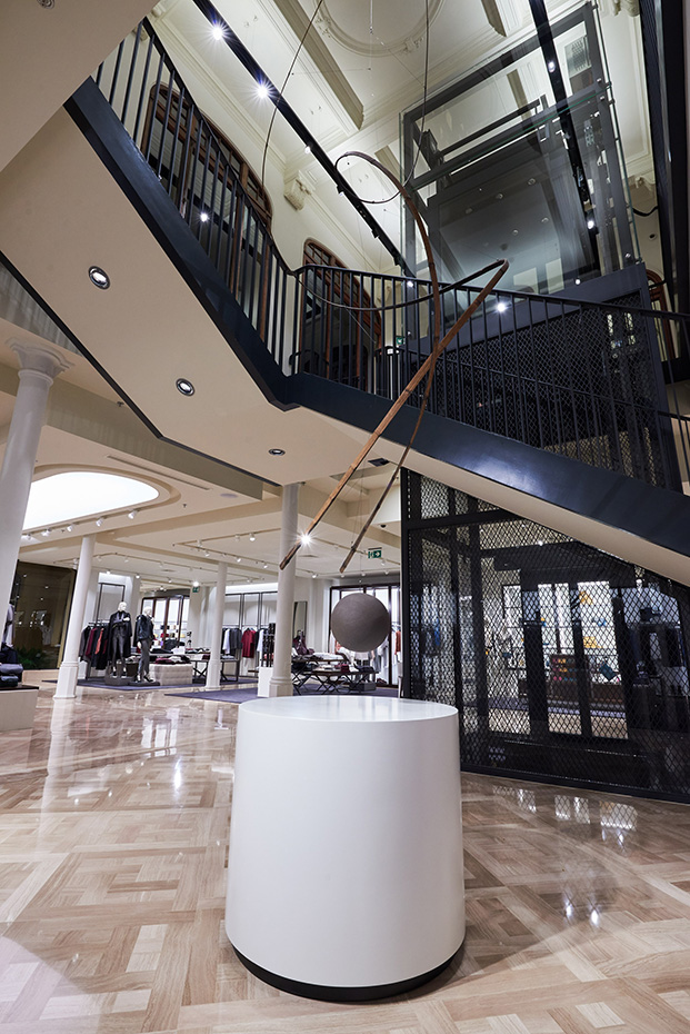 La escultura de bambú 'Energy for love', de Laurent Martin, "Lo", decora la escalera de acceso a la primera planta