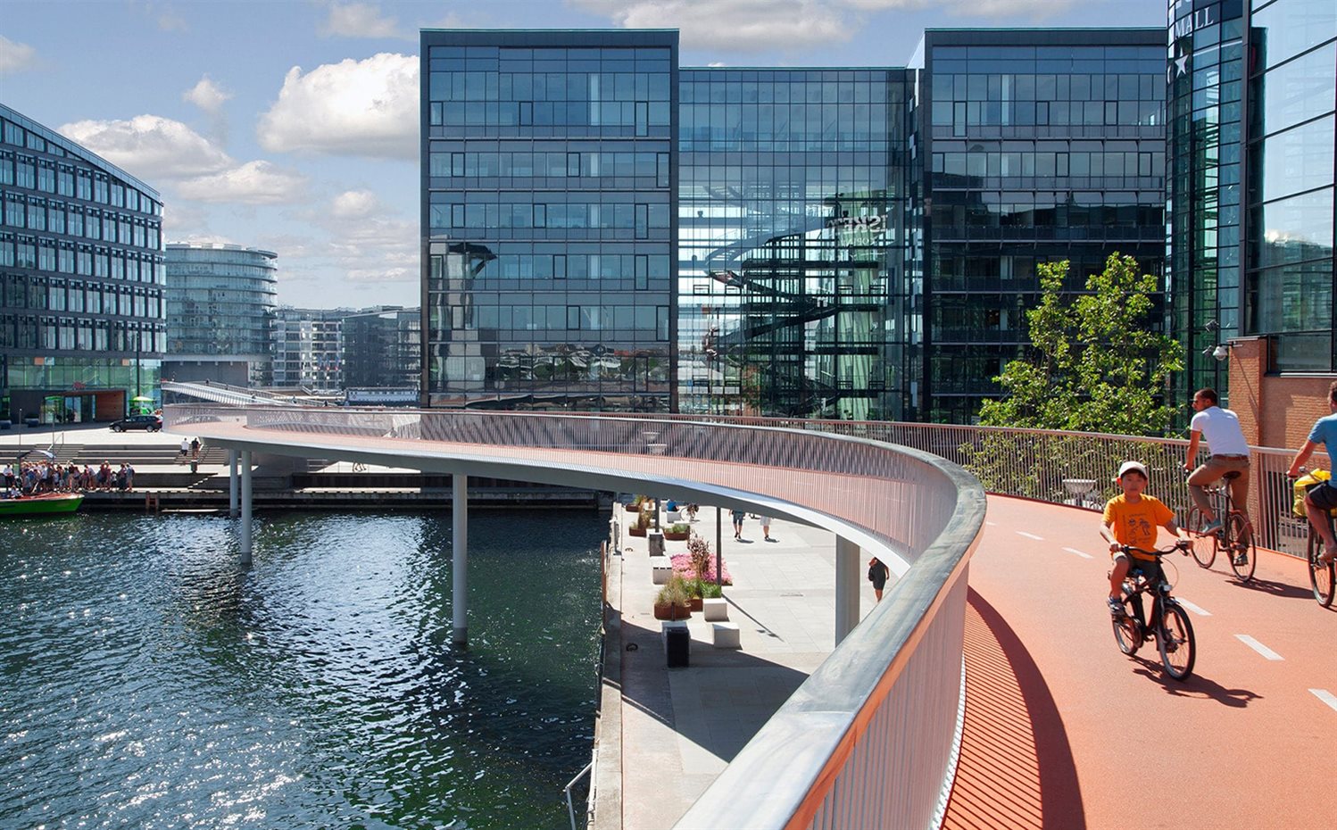 biking-lane-in-copenhagen. Copenhague lidera el esfuerzo de las ciudades europeas por implantar modelos de Smart City. Entre otras acciones, la capital danesa ha implementado una infraestructura de energía renovable basada en la descentralización
