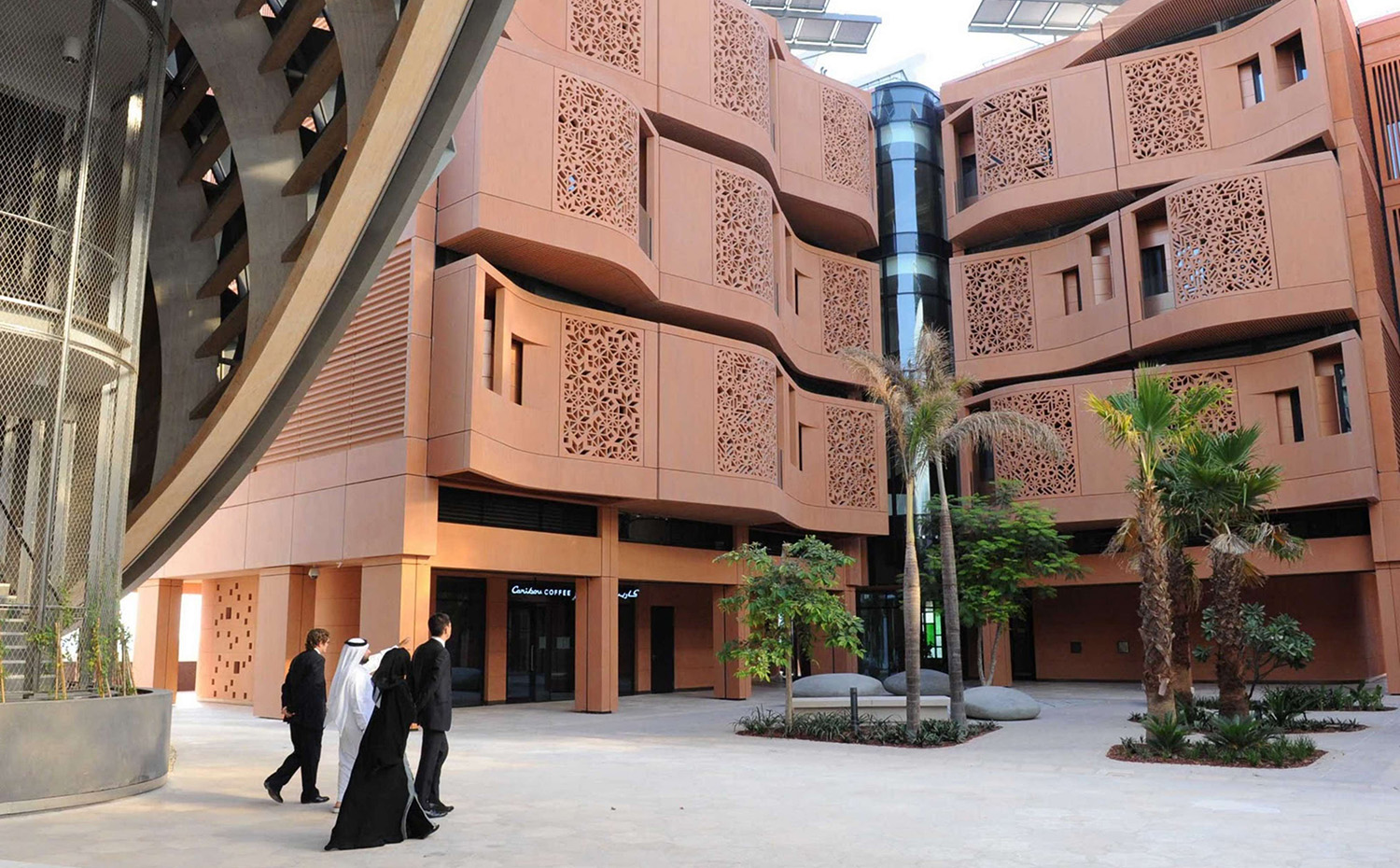 masdar. Masdar City, en los Emiratos Árabes Unidos, proyectada por Norman Foster, iba a ser la primera ciudad alimentada exclusivamente con energía renovable. Comenzada en 2006, en la actualidad solo acoge a 300 estudiantes de los 50.000 habitantes previstos