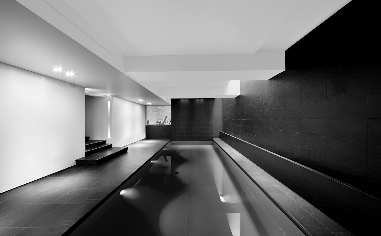 TAG66. La vivienda dispone de su propia piscina interior, iluminada en parte por pequeños lucernarios que aportan luz natural