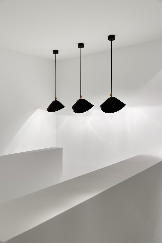 TAG68. Una composición simétrica de luminarias suspendidas aporta luz a una de las zonas de paso y revela la importancia de la iluminación en la arquitectura de este apartamento urbano