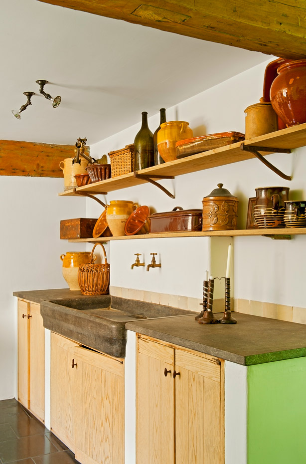 00369787 O. Detalles de la cocina donde la tradición se hace patente en los objetos útiles y a la vez decorativos que llenan las estanterías