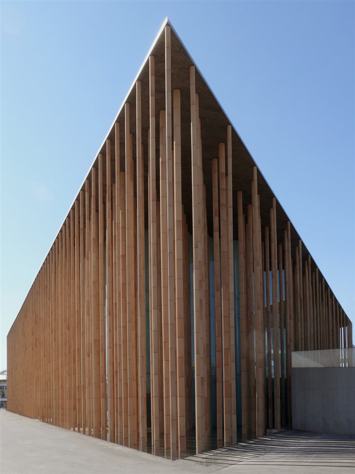 Ceramica Cumella. Ceràmica Cumella, Premio Nacional de Artesanía 2009. El taller produce gres destinado a la construcción, desarrollando procesos de investigación e innovación suscitados tanto por la colaboración con arquitectos contemporáneos como por la necesidad de recrear y rehacer elementos de edificios históricos