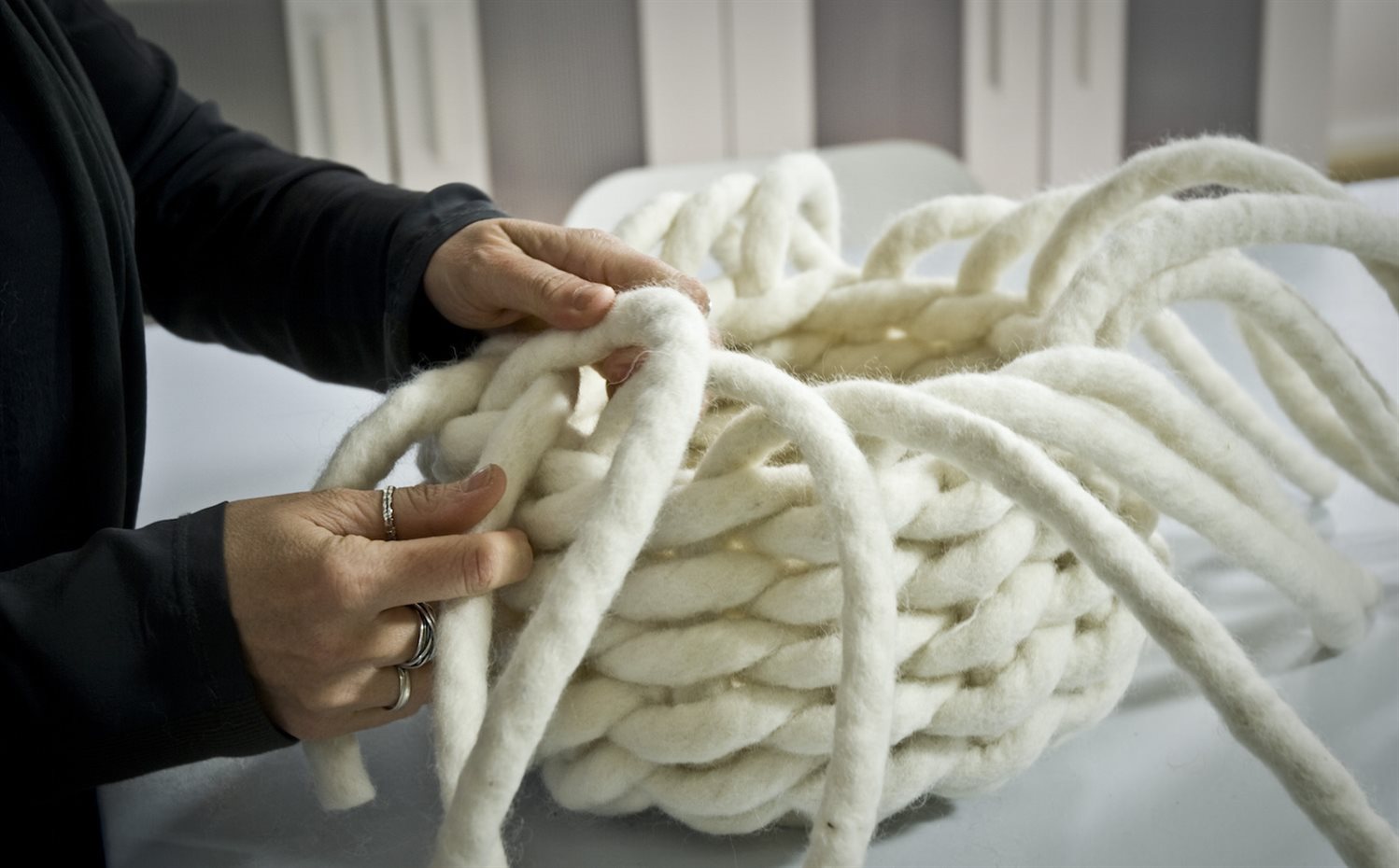 Idoia Cuesta. Idoia Cuesta, Premio Producto 2014. Artesana de origen vasco que ha revolucionado la cestería tradicional gallega, a través del juego de materiales y colores