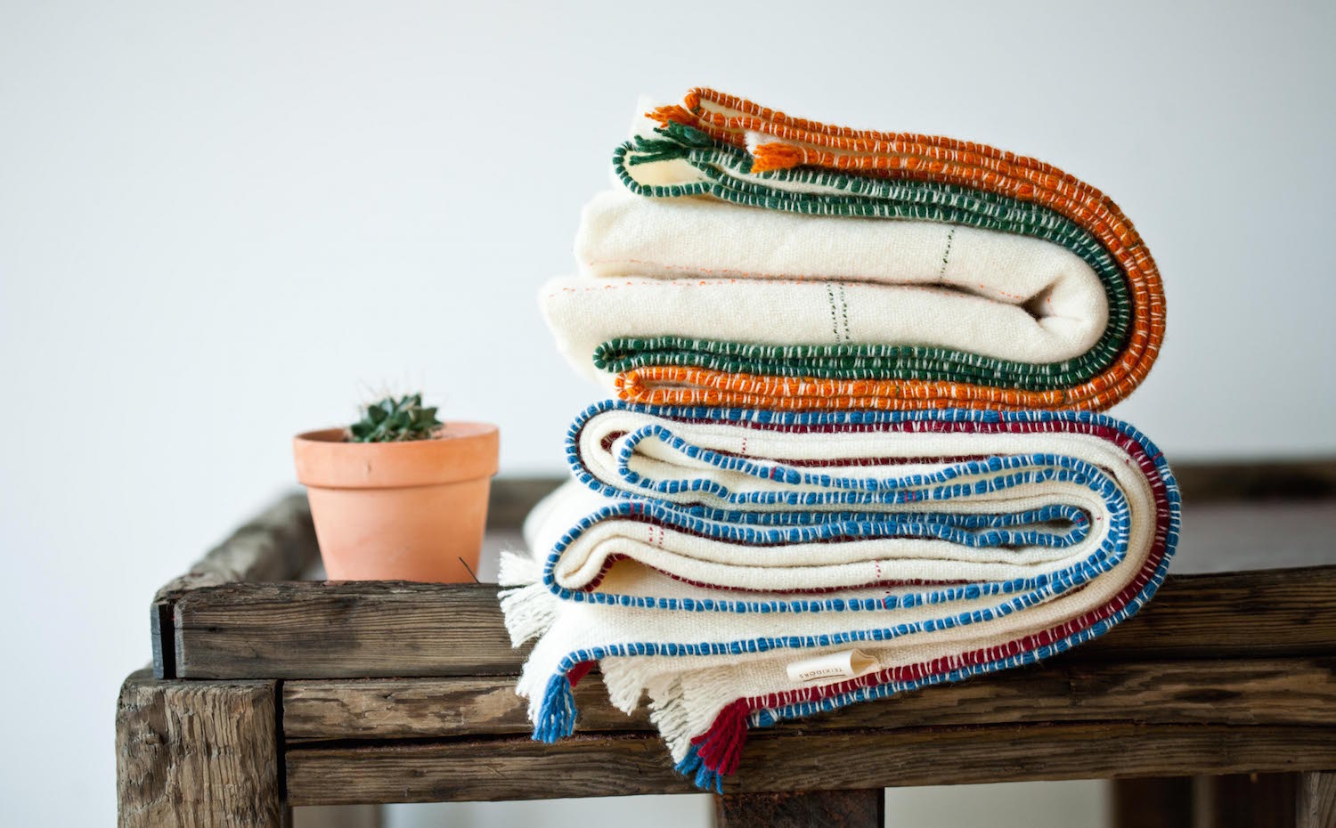 Teixidors VERDON lana 1. Teixidors, Premio Nacional de Artesanía 2008. Integra laboral y socialmente a personas con dificultades de aprendizaje mediante el telar manual, del que surgen textiles de la máxima calidad