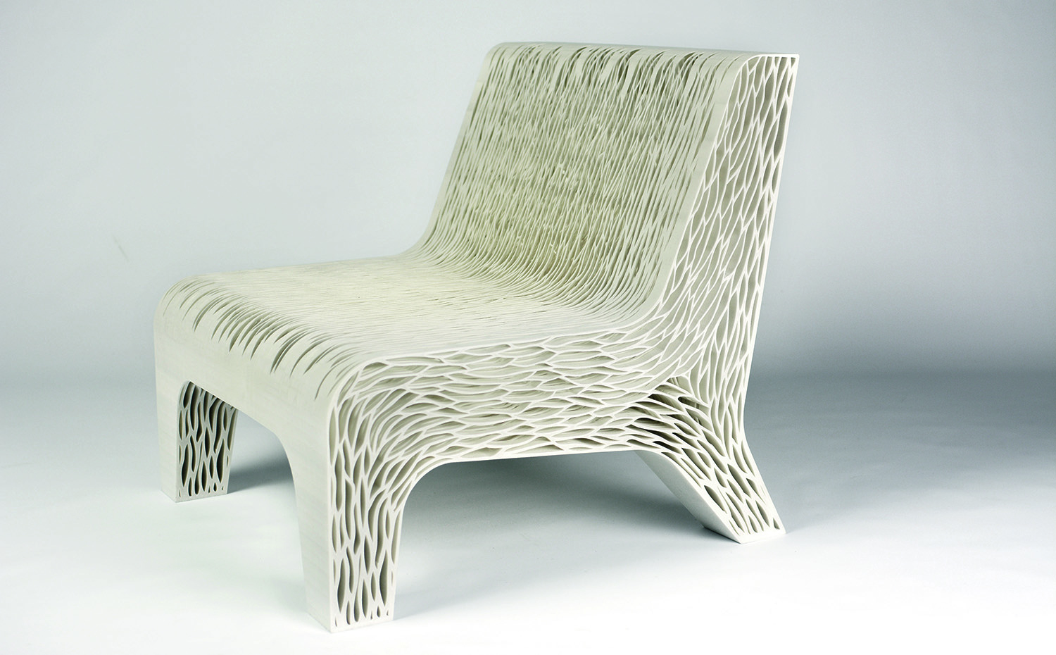Aplicando técnicas de biomímesis, Lilian van Daal ha creado esta silla que integra estructura y tapizado