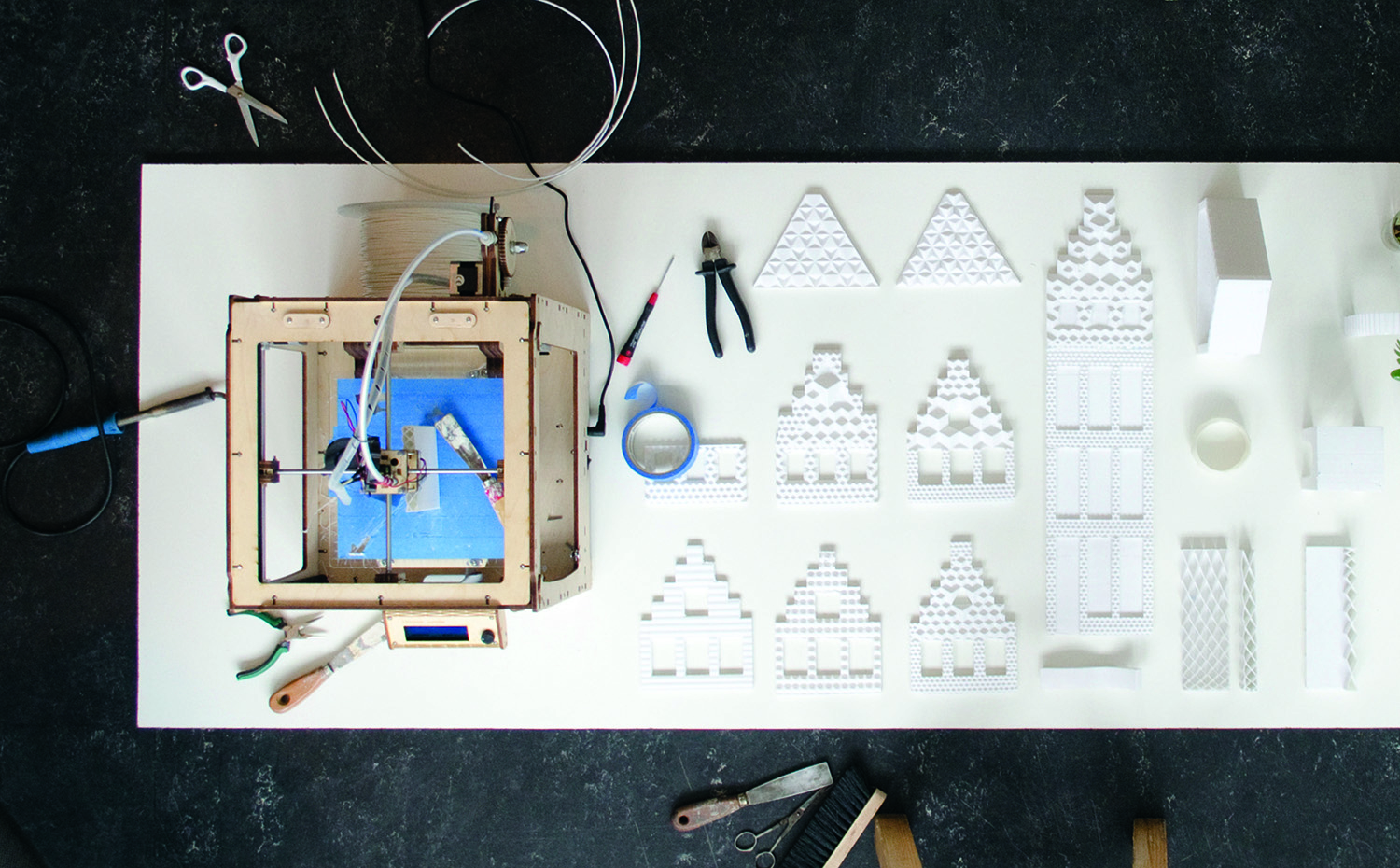 El proyecto 3D Print Canal House en Amsterdam, de DUS Architects, emplea componentes prefabricados de biopolímero con fibras de madera. A partir de estudios a pequeña escala, 3D Print Canal House ha desarrollado impresoras para producir componentes estructurales a tamaño real