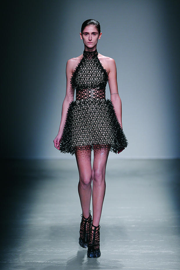 Iris van Herpen experimenta con las posibilidades de la fabricación aditiva aplicada a la alta costura