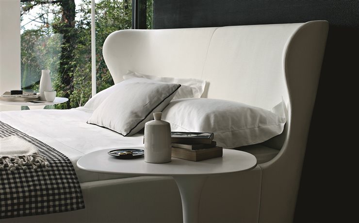 Un cabecero como el de la cama Papilio, diseño de Naoto Fukasawa para B&B Italia, refuerza la sensación de protección e induce a un mejor descanso