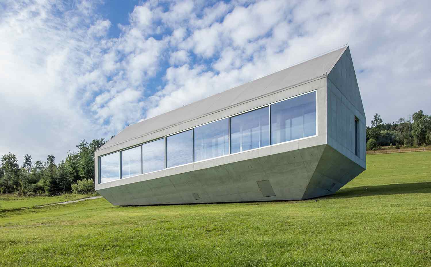 11 NW Konieczny's-Ark KWK-Promes-Robert-Konieczny photo-Jakub-Certowicz. La gran plataforma permitió que la casa tocara la tierra por solo una de las cuatro esquinas