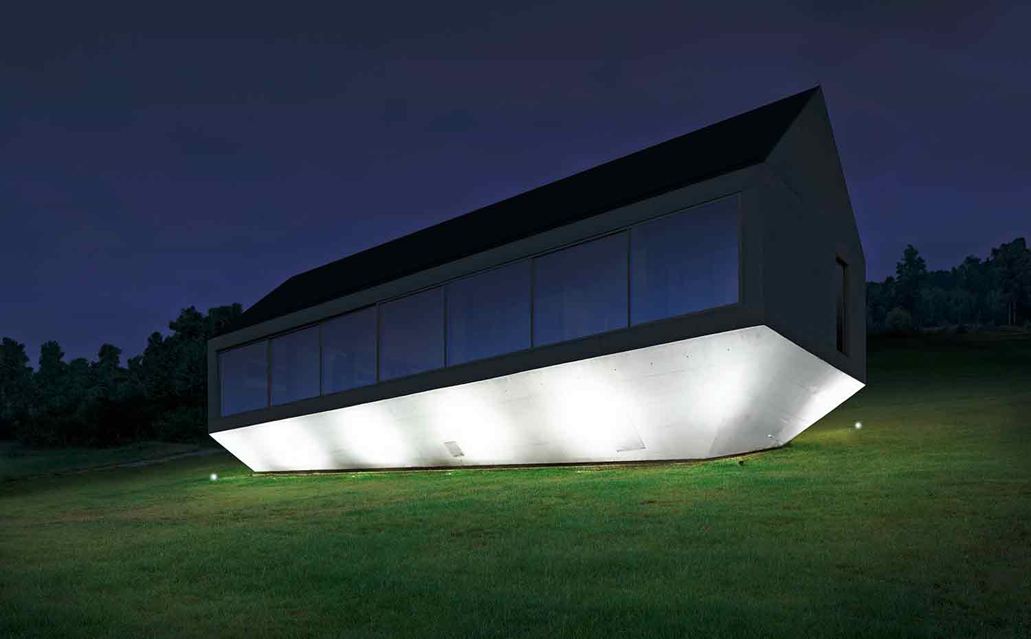 13 NW Konieczny's-Ark KWK-Promes-Robert-Konieczny photo-Robert-Konieczny. De noche, el efecto de la luz artificial sobre la plataforma refleja la contemporaneidad y belleza de la construcción