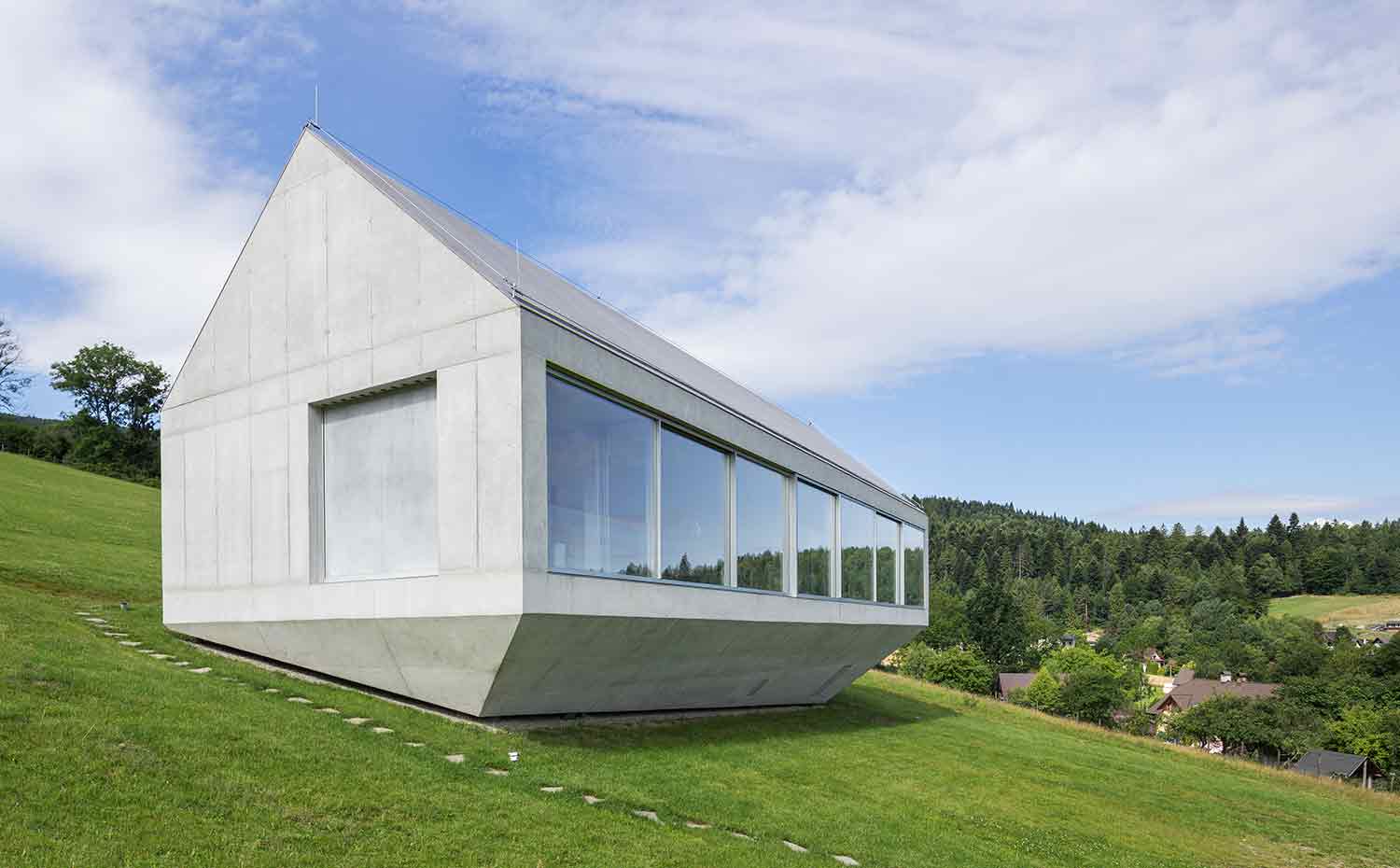 17 NE Konieczny's-Ark KWK-Promes-Robert-Konieczny photo-Jakub-Certowicz. Los marcos de los amplios ventanales se redujeron a la mínima expresión para tener una visión lo más limpia posible en una de las fachadas de la casa