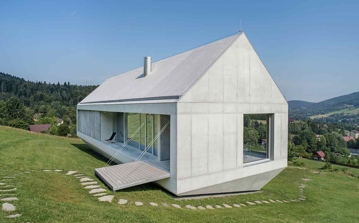 27 SE Konieczny's-Ark KWK-Promes-Robert-Konieczny photo-Olo-Studio. La puerta abatible sirve para facilitar la entrada a la casa durante el día ya que de lo contrario se hubiera necesitado una escalera