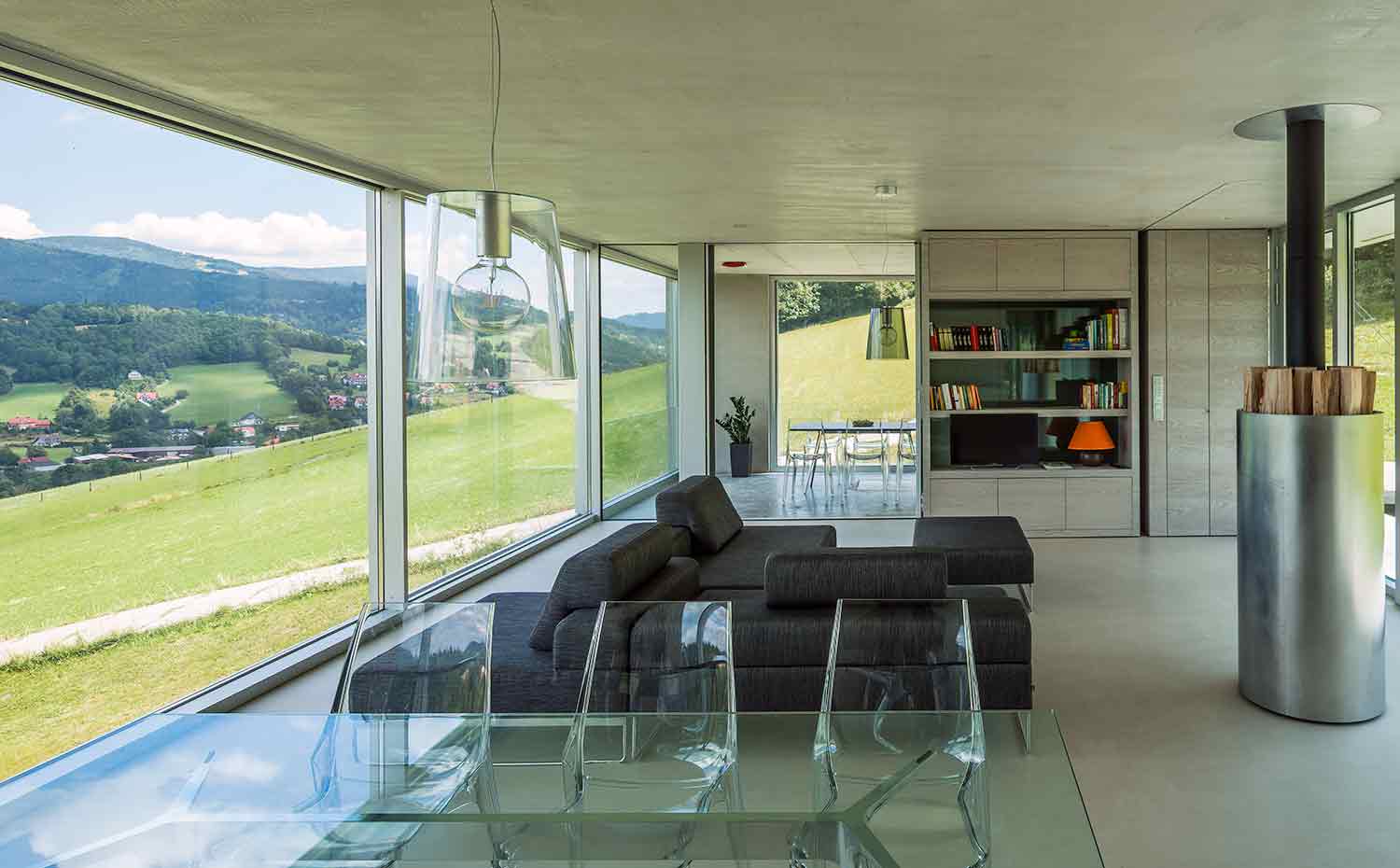 45 INTERIOR Konieczny's-Ark KWK-Promes-Robert-Konieczny photo-Jakub-Certowicz. El interior de la casa es austero. Nada tiene que interrumpir la visión de un escenario único