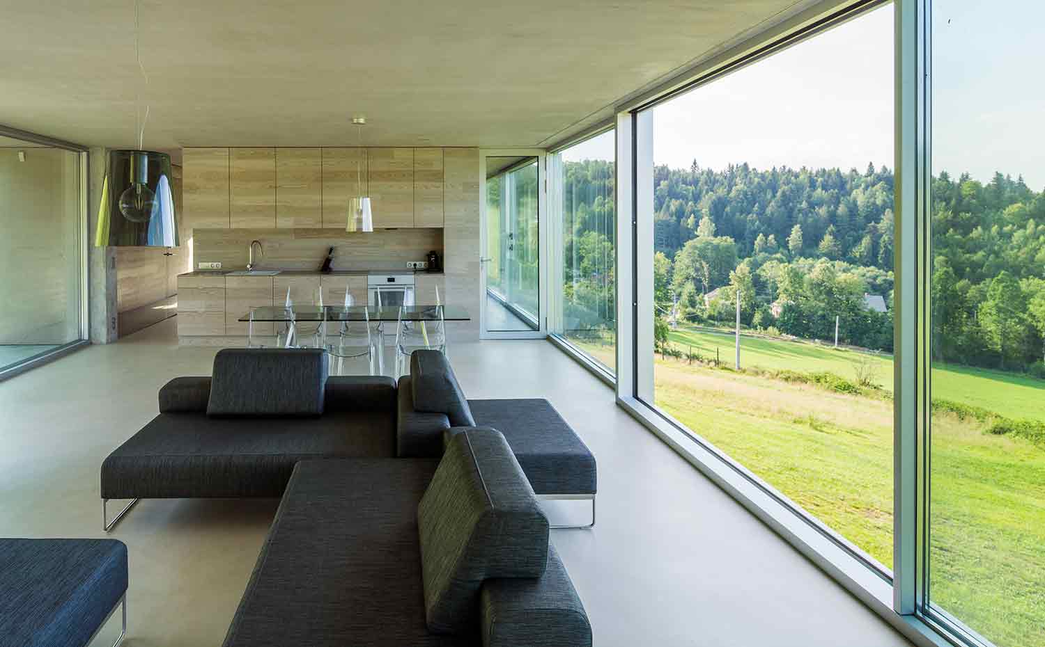 46 INTERIOR Konieczny's-Ark KWK-Promes-Robert-Konieczny photo-Jakub-Certowicz. La cocina se ha dispuesto en una línea perpendicular a la zona acristalada