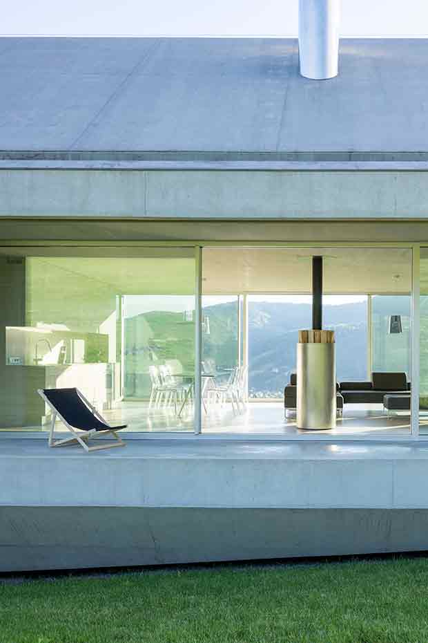 53 INTERIOR Konieczny's-Ark KWK-Promes-Robert-Konieczny photo-Jakub-Certowicz. Terrazas como esta se forman de forma natural siguiendo la estructura de la casa, que en su parte trasera deja un espacio entre los ventanales y los límites de la construcción