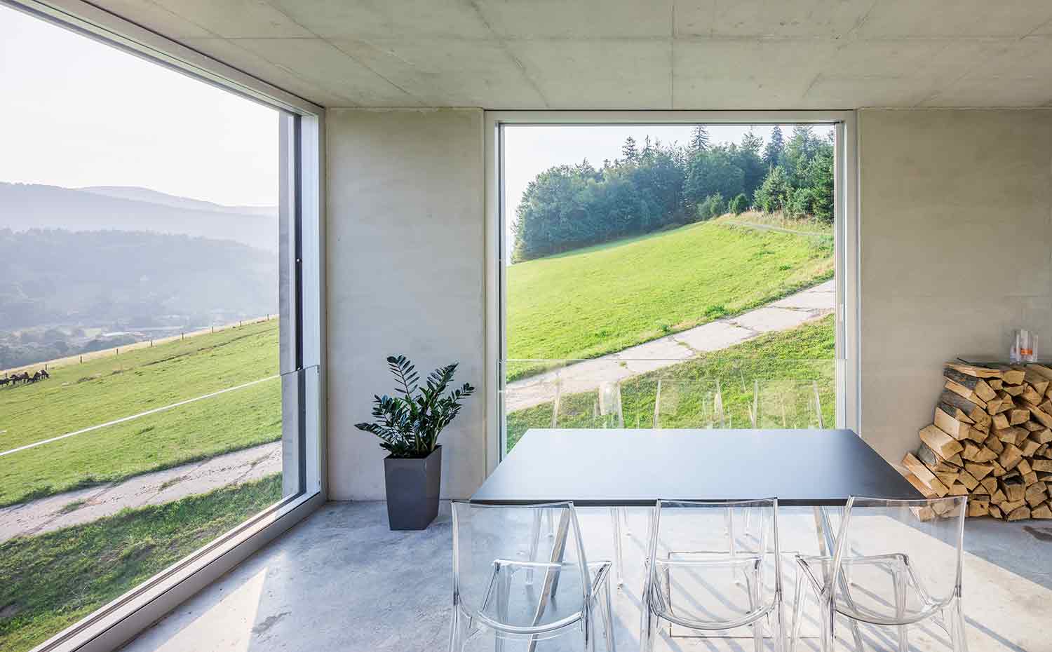 55 INTERIOR Konieczny's-Ark KWK-Promes-Robert-Konieczny photo-Jakub-Certowicz. En algunas zonas de la casa, como este rincón, la vista de todo el valle es privilegiada