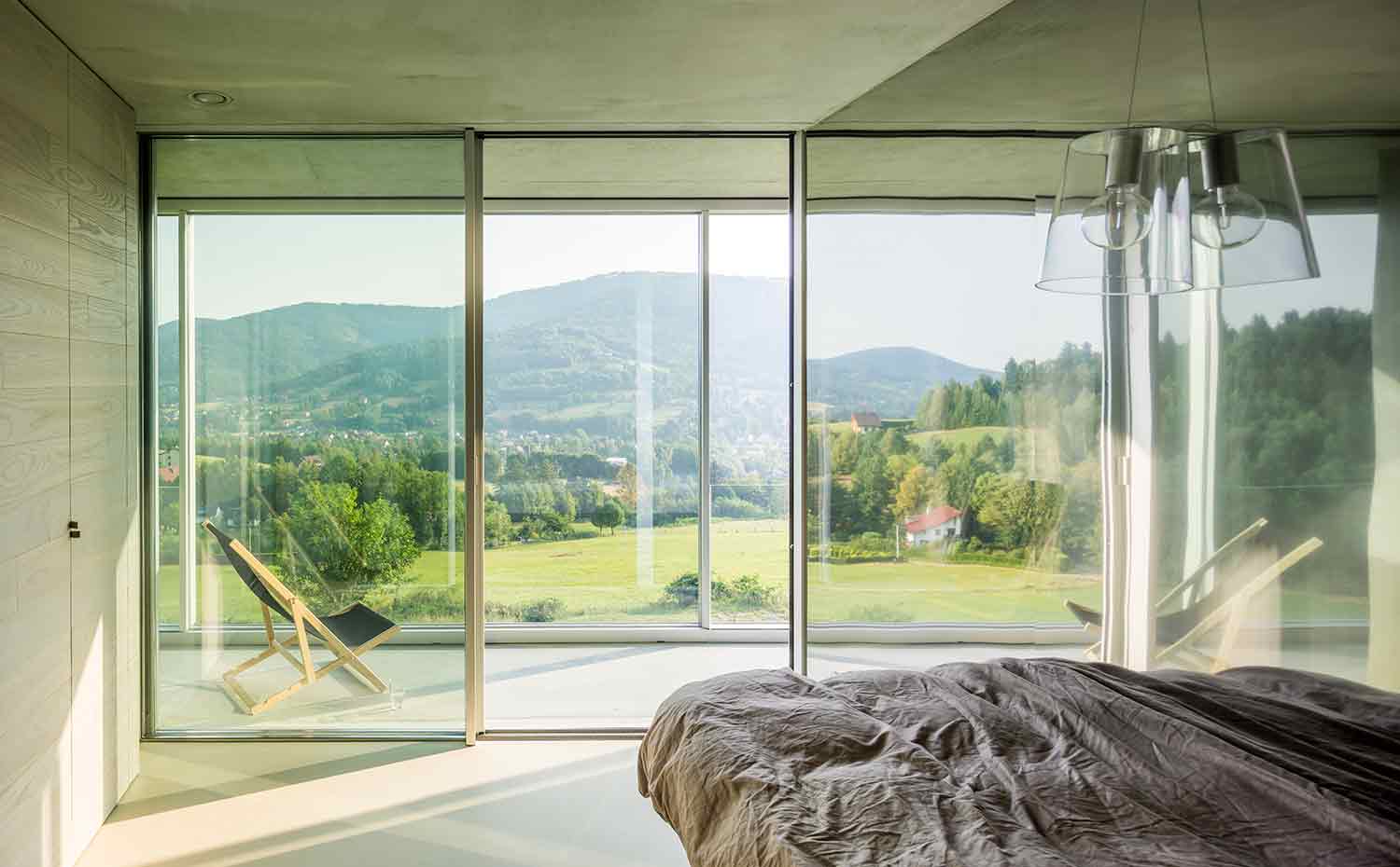 57 INTERIOR Konieczny's-Ark KWK-Promes-Robert-Konieczny photo-Jakub-Certowicz. Los dormitorios gozan de la espléndida vista durante el día pero por la noche se cierran como un cascarón