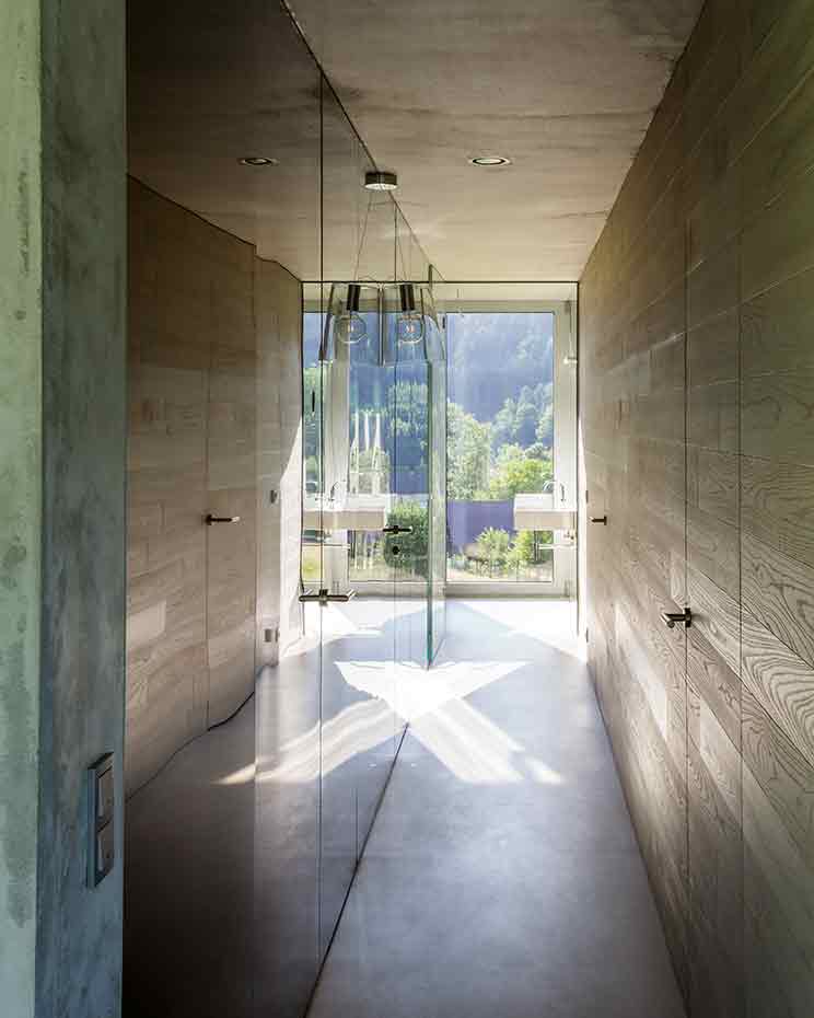 58 INTERIOR Konieczny's-Ark KWK-Promes-Robert-Konieczny photo-Jakub-Certowicz. El interiorismo tuvo como base la madera de un astillero local, con el que se fabricaron puertas y revestimientos