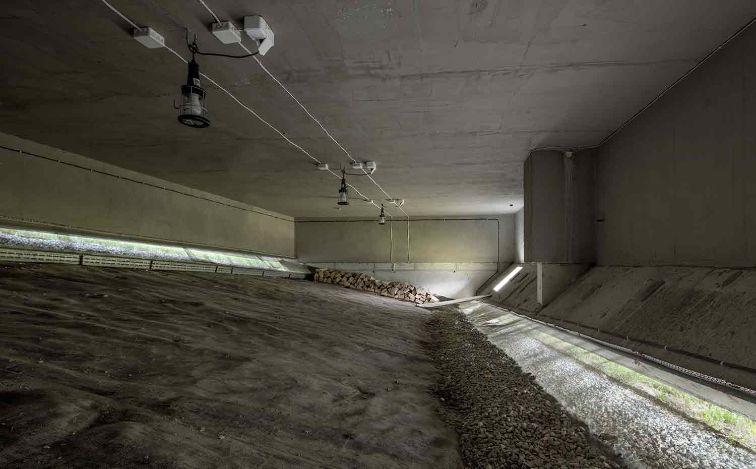 60 INTERIOR Konieczny's-Ark KWK-Promes-Robert-Konieczny photo-Olo-Studio. El interior de la estructura que sostiene la casa sirve como espacio de almacenaje y de comida para los animales que pastan alrededor de la casa