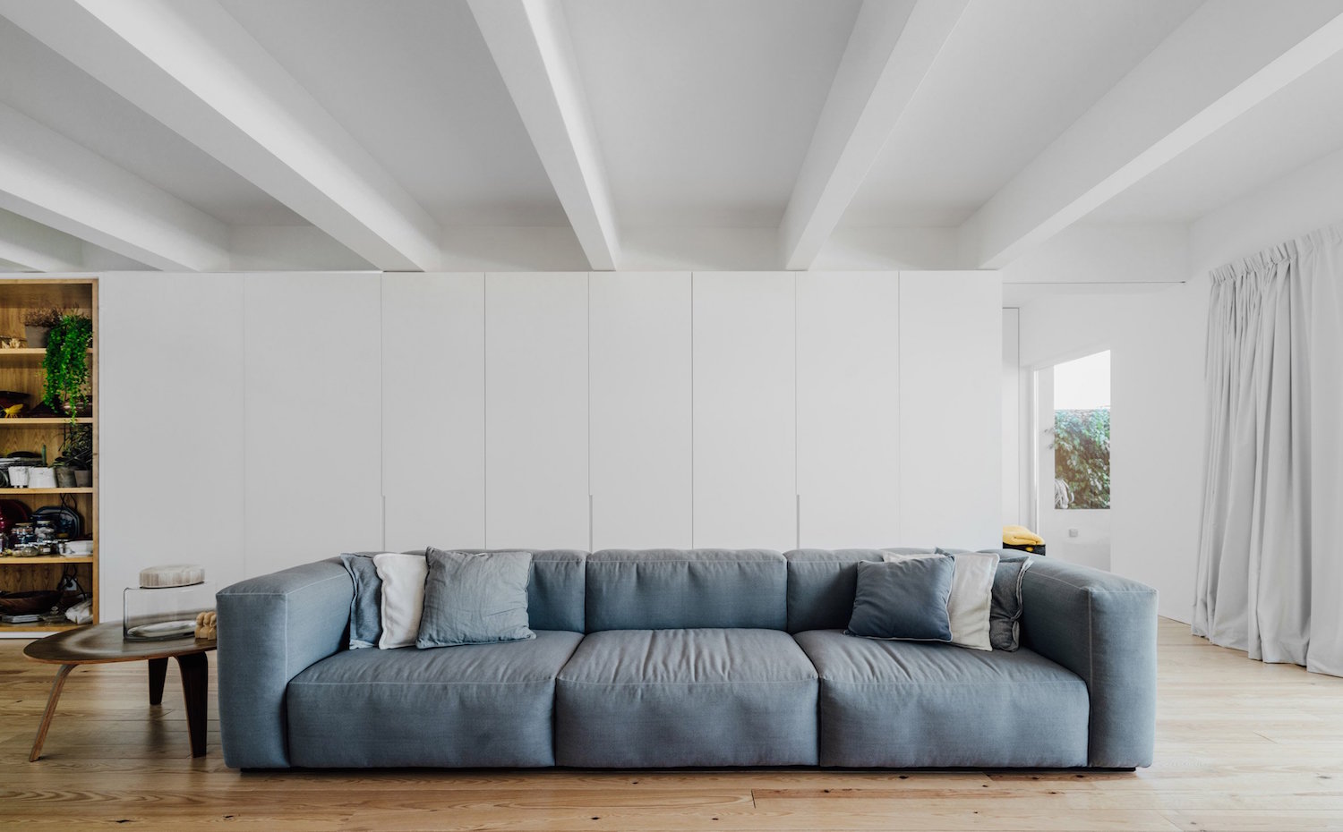 atelier-data2. Un gran sofá, ideal para siestas, preside el salón