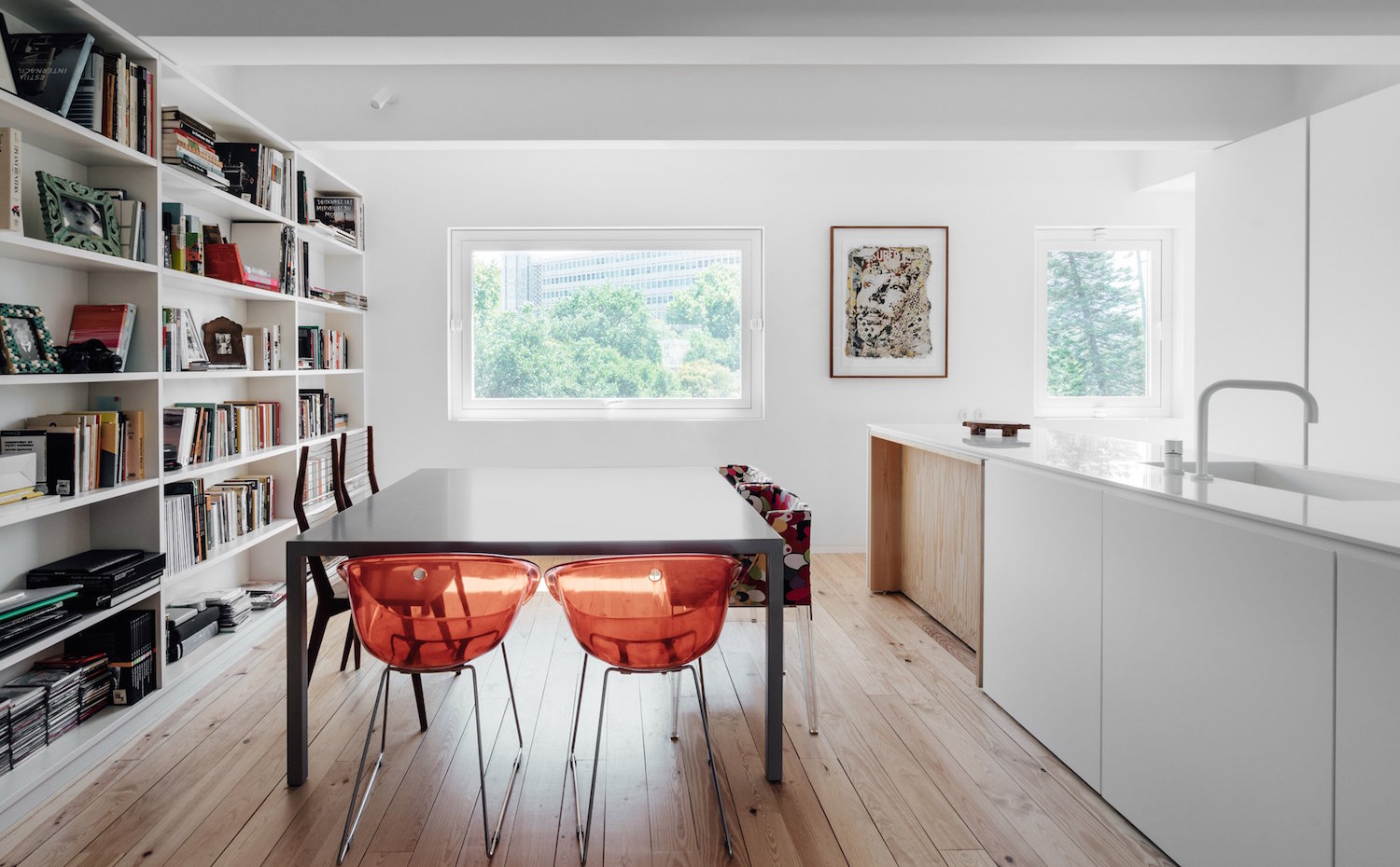 atelier-data5. Al fondo, el comedor mira a una librería y a la cocina