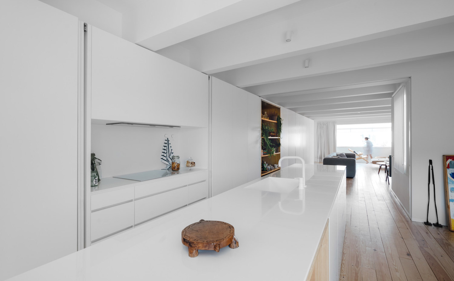 atelier-data8. Una pared de almacenamiento de más de 11 metros de longitud comunica el salón con la cocina