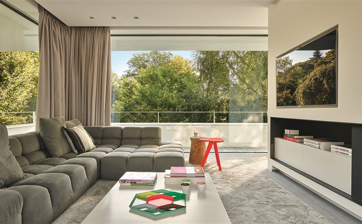Elige muebles bajos que no obstaculicen la visión. Los muebles altos incrementan el efecto tubo. Casa de Bruno Erpicum