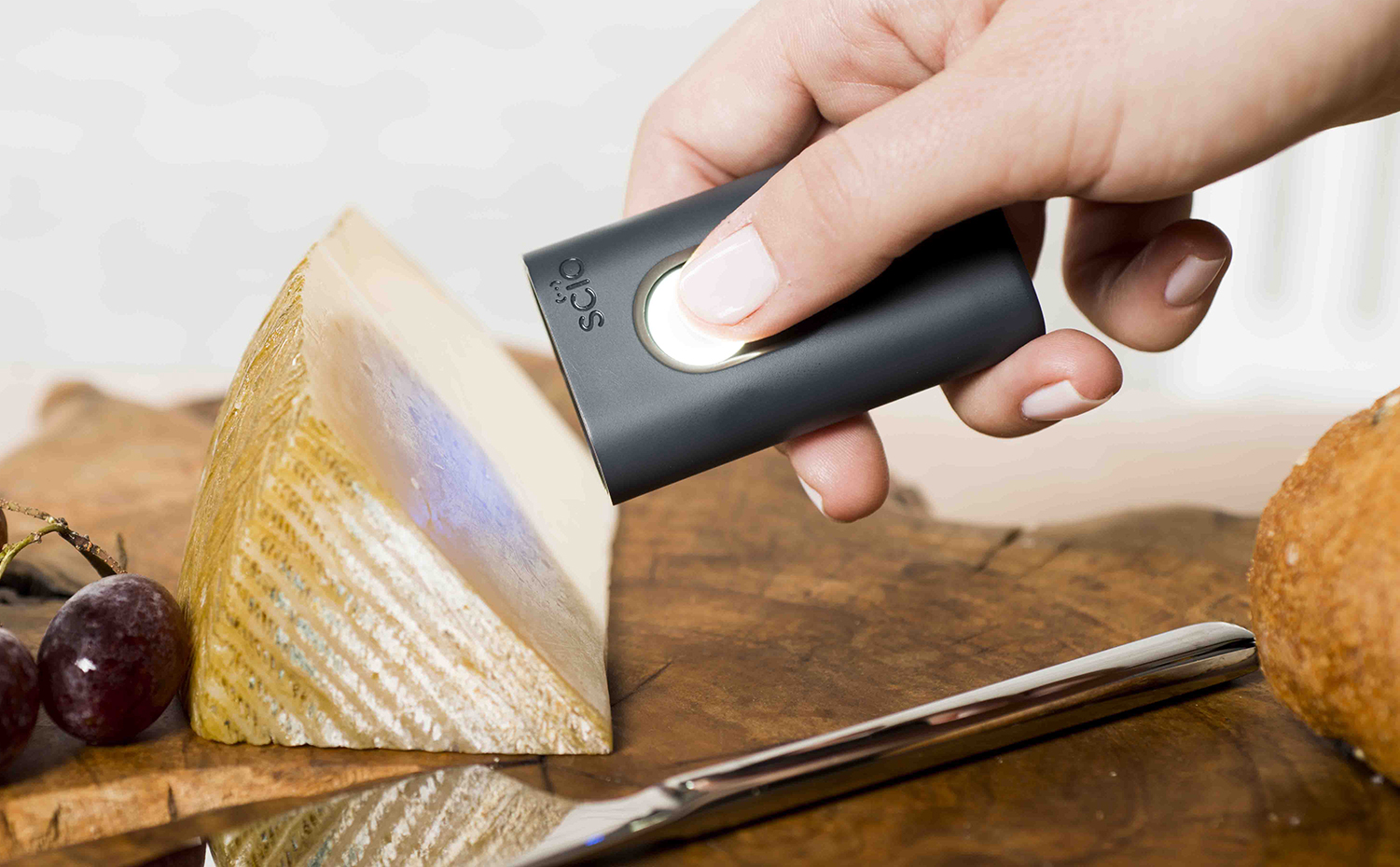 Scanning-cheese. SCiO Scanning es un espectómetro natural que obtiene información instantánea de la composición química de un producto y la envía al smartphone