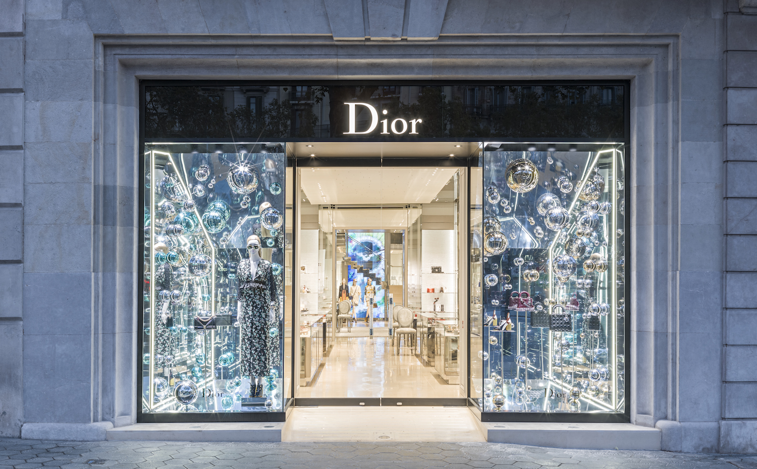 Dior reabre su icónica tienda insignia en París, con diseños de Peter Marino